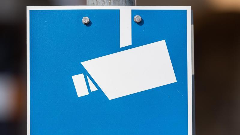 Ein Hinweisschild mit einer Kamera steht an einer Straße. Foto: Robert Michael/dpa-Zentralbild/dpa/Archivbild Ein Hinweisschild mit einer Kamera steht an einer Straße. Foto: Robert Michael/dpa-Zentralbild/dpa/Archivbild