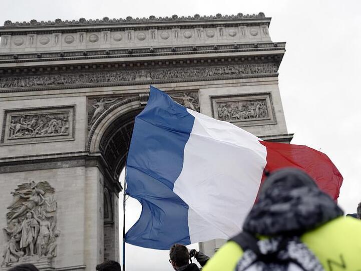 Protestierende "Gelbwesten" vor dem Arc de Triomphe in Paris.