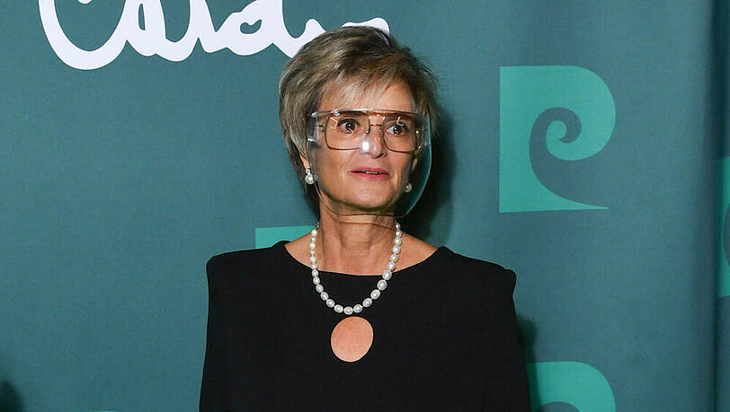 Gloria von Thurn und Taxis erschien mit Visier und Handschuhen auf dem roten Teppich.