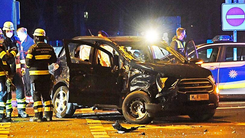 Von der A8 bei Unterhaching bis zum Mittleren Ring bei Ramersdorf: In der Nacht hat ein Unfallflüchtiger die Beamten der Verkehrspolizei Holzkirchen und der Polizei in München in Atem gehalten. Von der A8 bei Unterhaching bis zum Mittleren Ring bei Ramersdorf: In der Nacht hat ein Unfallflüchtiger die Beamten der Verkehrspolizei Holzkirchen und der Polizei in München in Atem gehalten.