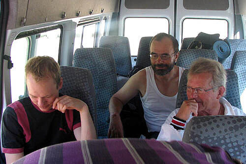 Sie sehen erschöpft aus, aber sie lächeln: die freigelassenen Bergsteiger (v.l.) Lars Holger Reime, Martin Sch. und Helmut Hainzlmeier