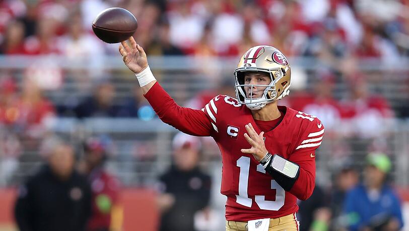 San Francisco 49ers Quarterback Brock Purdy (13) spielt einen Pass.