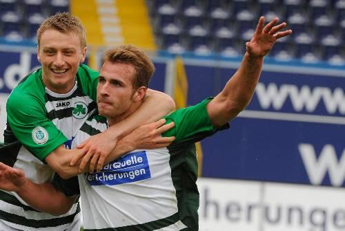 Gratulation zum Doppelpack: Fürths Romas Dressel (r.) nimmt die Glückwünsche von Eugen Müller entgegen.