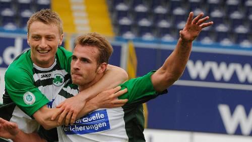Gratulation zum Doppelpack: Fürths Romas Dressel (r.) nimmt die Glückwünsche von Eugen Müller entgegen. Gratulation zum Doppelpack: Fürths Romas Dressel (r.) nimmt die Glückwünsche von Eugen Müller entgegen.