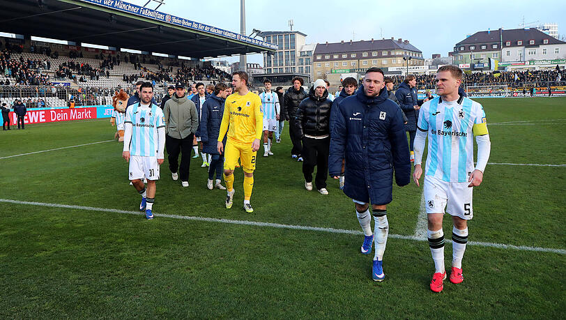 Ern&uuml;chterung in wei&szlig; und blau: Angef&uuml;hrt von Kapit&auml;n Thore Jacobsen (r.) und Patrick Hobsch (2.v.r.) trotten die L&ouml;wen nach dem entt&auml;uschenden 2:2-Unentschieden gegen Alemannia Achen zu ihren Fans in der Westkurve.