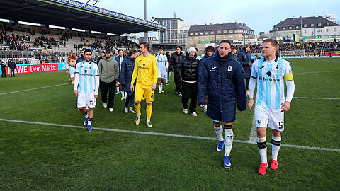 Ern&uuml;chterung in wei&szlig; und blau: Angef&uuml;hrt von Kapit&auml;n Thore Jacobsen (r.) und Patrick Hobsch (2.v.r.) trotten die L&ouml;wen nach dem entt&auml;uschenden 2:2-Unentschieden gegen Alemannia Achen zu ihren Fans in der Westkurve.