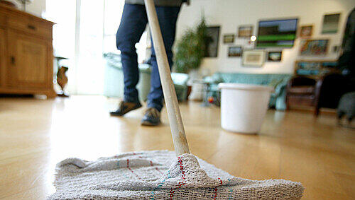 Hat das Unfallopfer das Bein in Gips und kann sich nicht mehr wie gewohnt um Hausarbeit oder die Kinder kümmern, darf es entweder eine „Perle“ auf Kosten des Unfallgegners engagieren. Hat das Unfallopfer das Bein in Gips und kann sich nicht mehr wie gewohnt um Hausarbeit oder die Kinder kümmern, darf es entweder eine „Perle“ auf Kosten des Unfallgegners engagieren.