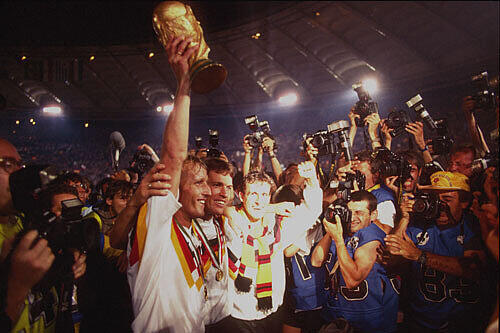 Mit dem WM Pokal in der Hand macht sich die deutsche Mannschaft auf zur Ehrenrunde im Olympiastadion von Rom.