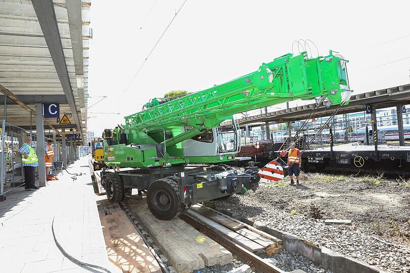 Bauarbeiten auf der Stammstrecke: Wer am Wochenende mitten in München die S-Bahn nehmen will, schaut in die Röhre. Die Bahn baut um. Wir haben uns auf der großen Baustelle mal ein Bild gemacht. Hier gibt's die Fotos...