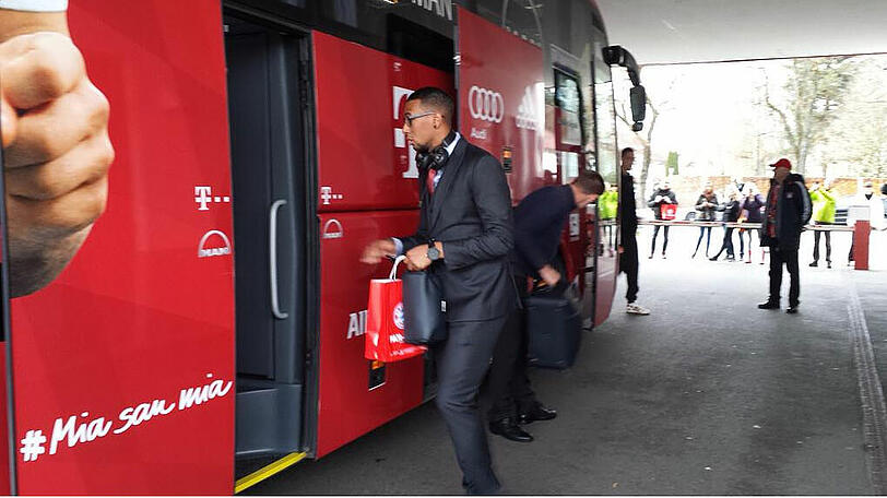 Nach dem Training ging's gleich zum Flughafen. Auch Jerome Boateng fliegt mit nach Manchester!