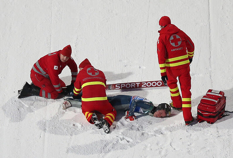 Weiterer Horror-Sturz: Bei der Quali in Bischofshofen verletzt sich der US-Amerikaner Nicholas Fairall schwer.
