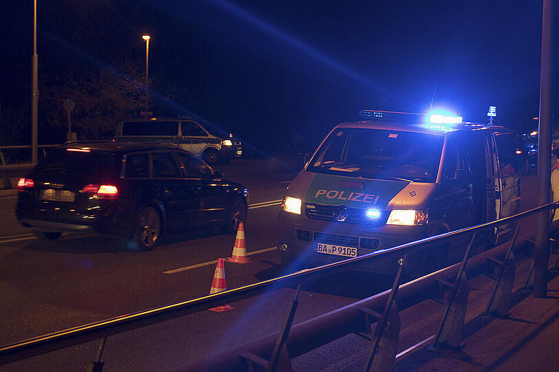 Weitere Bilder von den Grenzkontrollen auf der A8 am Sonntagabend und in der Nacht.