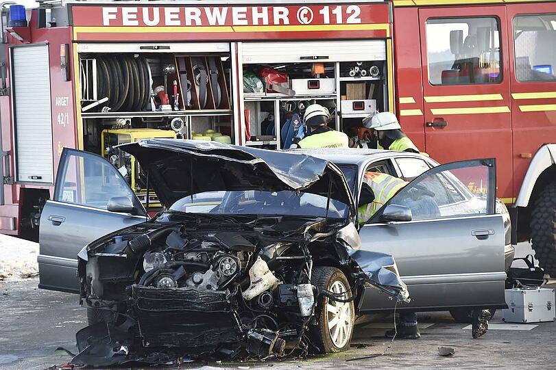 Tödlicher Unfall auf der B13: Nach einem Zusammenstoß starb ein Opel-Fahrer noch im Krankenwagen.