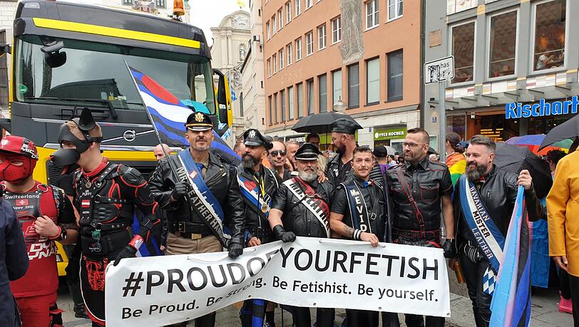 CSD in München: Die Parade steht bereit. CSD in München: Die Parade steht bereit.