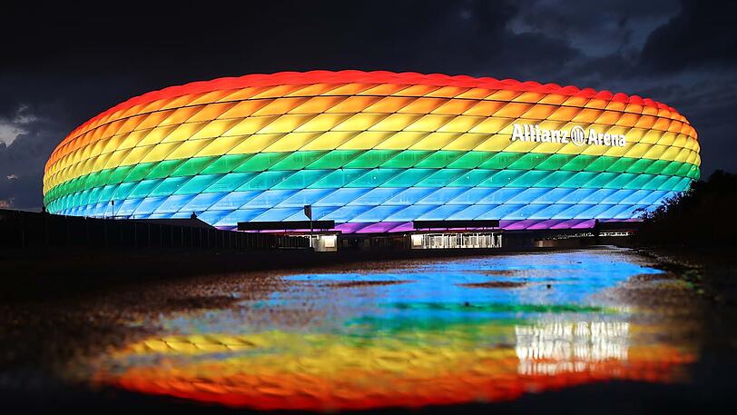 Glanz in Regenbogenfarben: Passend zum Christopher Street Day leuchtet die Münchner Arena am Samstag bunt.