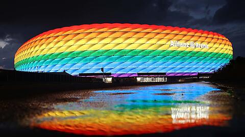 Glanz in Regenbogenfarben: Passend zum Christopher Street Day leuchtet die Münchner Arena am Samstag bunt.