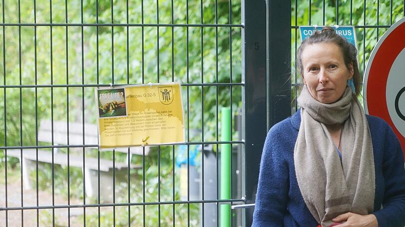 Massagetherapeutin Alena Nowa (43) vor dem geschlossenen Tor.
