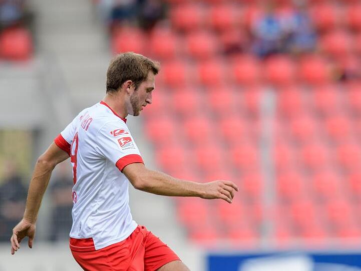 Jonas Föhrenbach von Regensburg spielt den Ball. Foto: Matthias Balk/Archiv