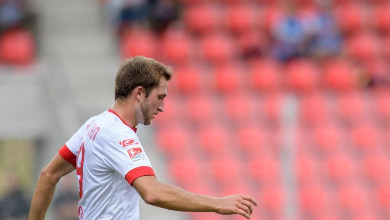 Jonas Föhrenbach von Regensburg spielt den Ball. Foto: Matthias Balk/Archiv Jonas Föhrenbach von Regensburg spielt den Ball. Foto: Matthias Balk/Archiv