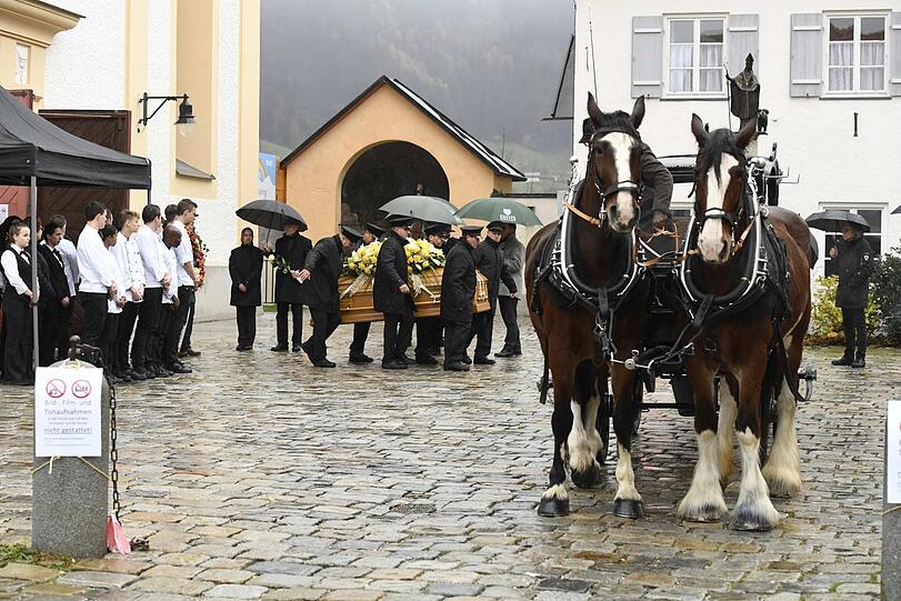 Heinz Winklers Sarg wird von der Kirche mit einer Kutsche (r.) zum Friedhof gebracht