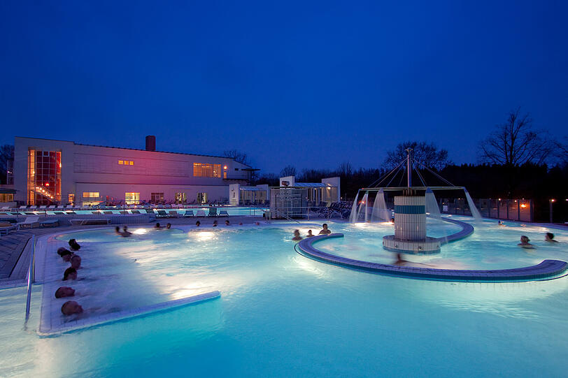 Die Europa Therme, 17 unterschiedlich konzipierte Becken schaffen eine 3.000 m² große Thermenlandschaft, die ihres Gleichen sucht.