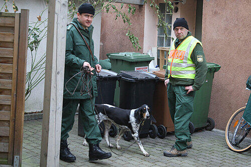 Suche nach der Tatwaffe: Direkt neben der Tatwohnung im Erdgeschoss schnüffeln Spezialhunde nach der Mordwaffe.