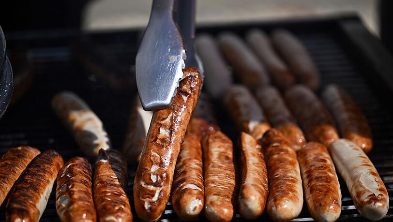 Fleisch auf dem Grill muss für viele sein. (Archivbild)