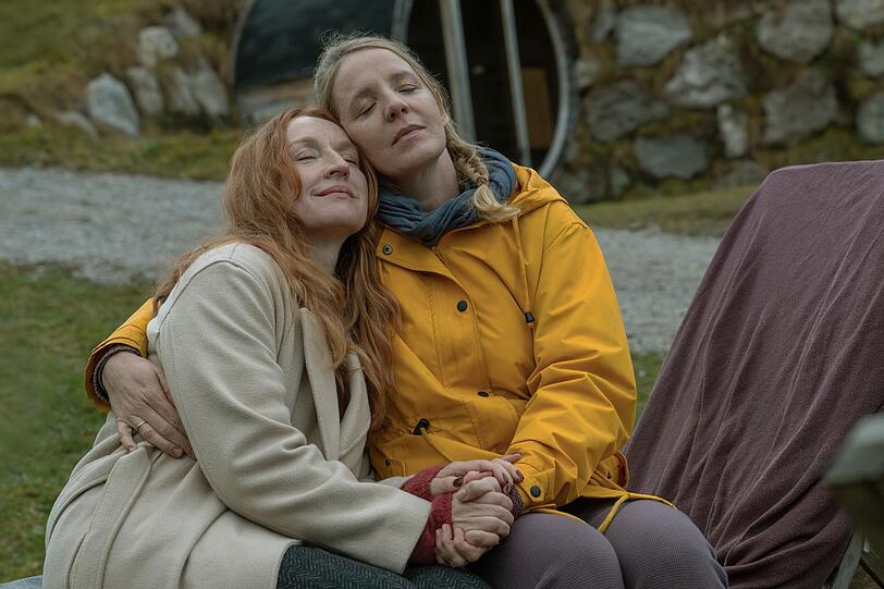 Gute Freunde kann nichts und niemand trennen? Das wird sich auch für Ines (Brigitte Hobmeier, links) und Sanne (Katrin Wichmann) erst noch herausstellen. Gute Freunde kann nichts und niemand trennen? Das wird sich auch für Ines (Brigitte Hobmeier, links) und Sanne (Katrin Wichmann) erst noch herausstellen.