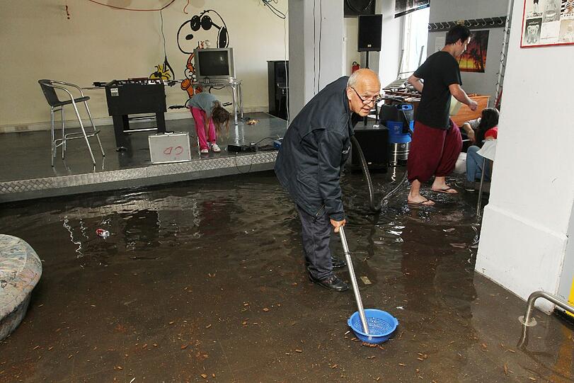 Hilfskräfte versuchen am 20.06.2013 in Hermeskeil (Rheinland-Pfalz) das Wasser aus dem Jugendzentrum zu entfernen. Gewitterregen sorgte in weiten Teilen von Rheinland-Pfalz für Überflutungen.