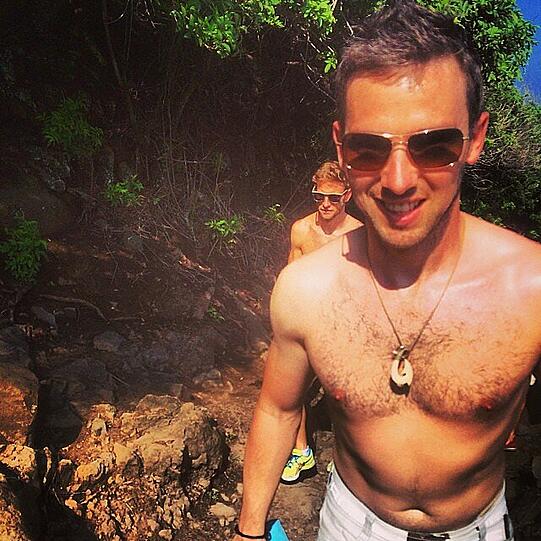 Jenson Button und ein Freund erklimmen die Berge auf Hawaii.