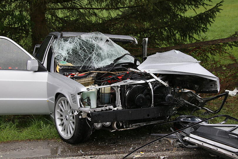 Mit voller Wucht krachten der Mercedes und der VW-Kastenwagen zusammen. Mindestens eine Person wurde bei dem Unfall schwer verletzt.