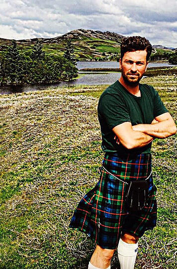 Der aus Rostock stammende Rapper MARTERIA ("Kids", "OMG!") zeigte sich bei Facebook happy in Schottland, etwa im Kilt...