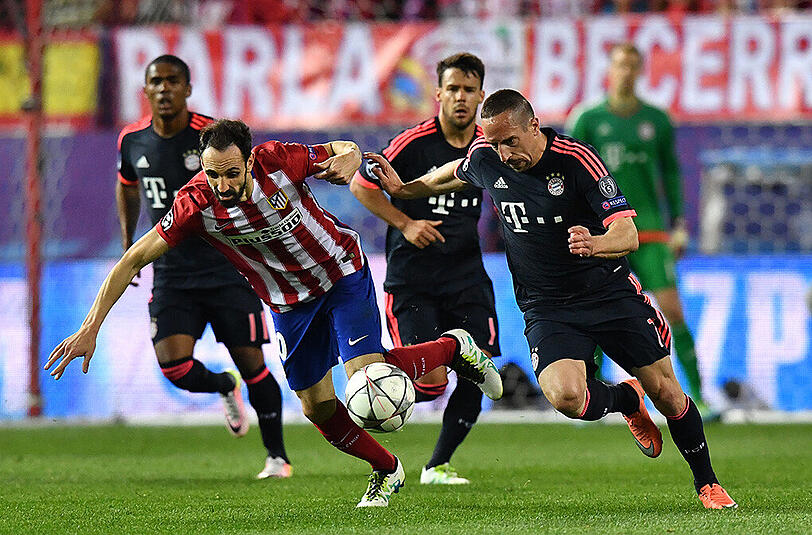 Szene aus dem Hinspiel: Bayern-Mittelfeldspieler Franck Ribéry (rechts) enteilt Juanfran Torres von Atlético Madrid.