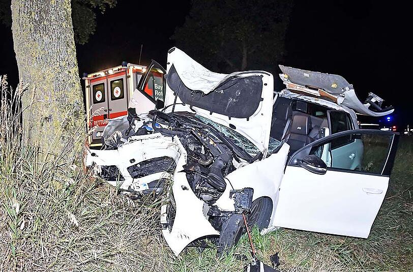 DEr Golf kam von links von der Fahrbahn ab und prallte gegen einen Baum.