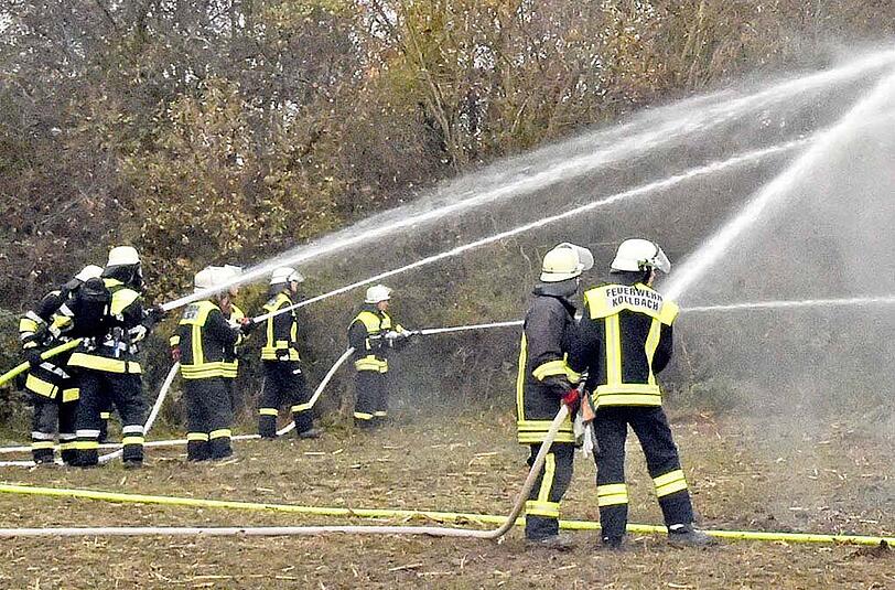 Der Feuerwehreinsatz in Weichs dauerte mehrere Stunden lang an. Eine Lagerhalle mit Strohballen brannte beinahe komplett ab. Die Bilder.