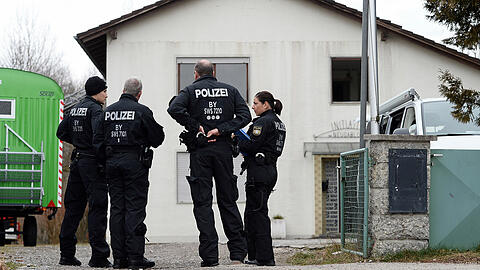 Kaufbeuren: Anfang Februar 2016 brechen Rechtsradikale in eine geplante Asylbewerberunterkunft ein und legen im Obergeschoss Feuer.
