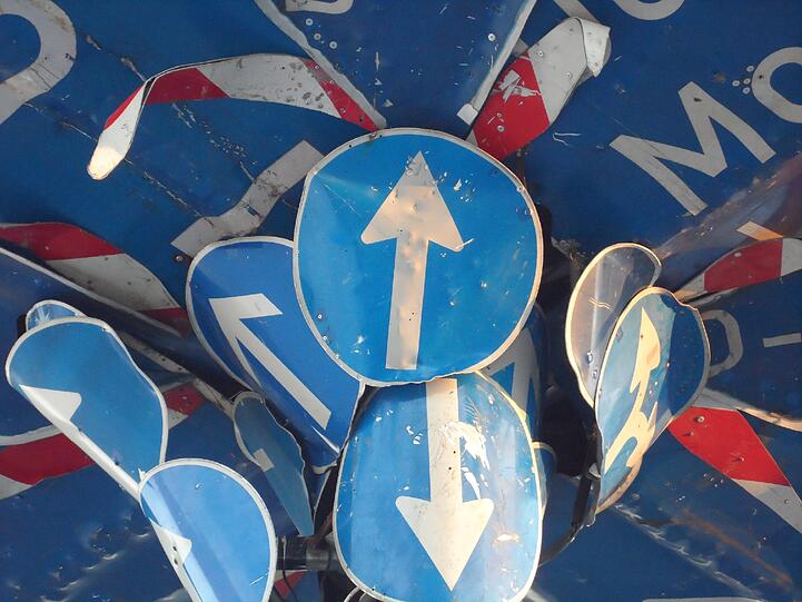 Fast schon ein Tollwood-Symbol: Das Kunstwerk aus Verkehrszeichen und -schildern.