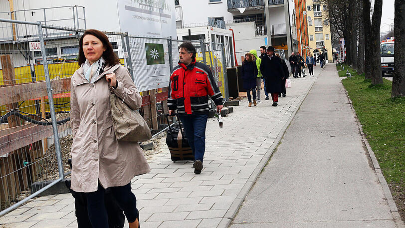 Anwohner verlassen das Sperrgebiet rund um die Ungererstraße. Insgesamt müssen 4.500 Menschen ihre Wohnungen räumen.