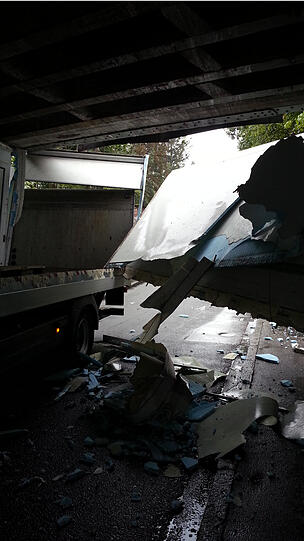 Der Lkw-Fahrer hatte die Höhe seines Gefährts falsch eingeschätzt.