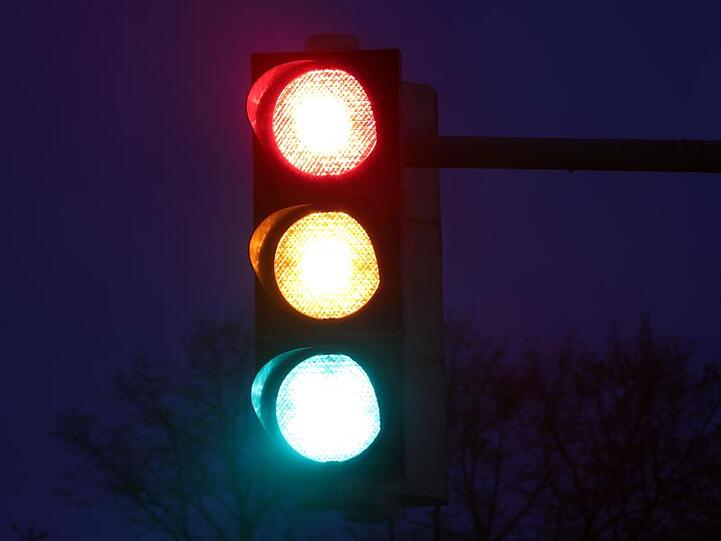Mit einem Aufdruck in den Ampelfarben grün, gelb und rot sollen Lebensmittel mit besonders viel Zucker oder Fett für Verbraucher leichter erkennbar werden.