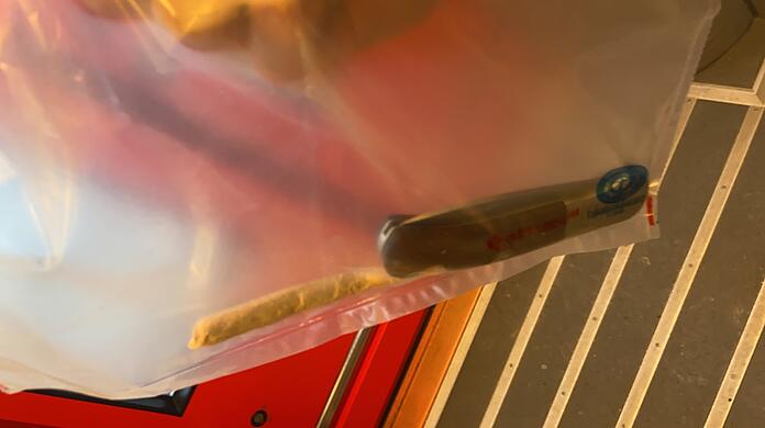 Die sichergestellten Beweismittel: Ein Joint und ein Klappmesser.