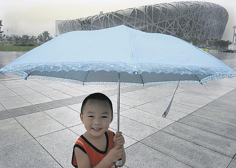 Alles machbar, auch das Wetter? Bei der Eröffnungsfeier am Freitag jedenfalls hätte dieser kleine Chinese trotz drohender Unwetter seinen Schirm nicht gebraucht. Und der leichte Regen, der gestern in Peking fiel, sei wirklich &bdquo;ganz natürlich&ldquo;, versichern Chinas Meteorologen.