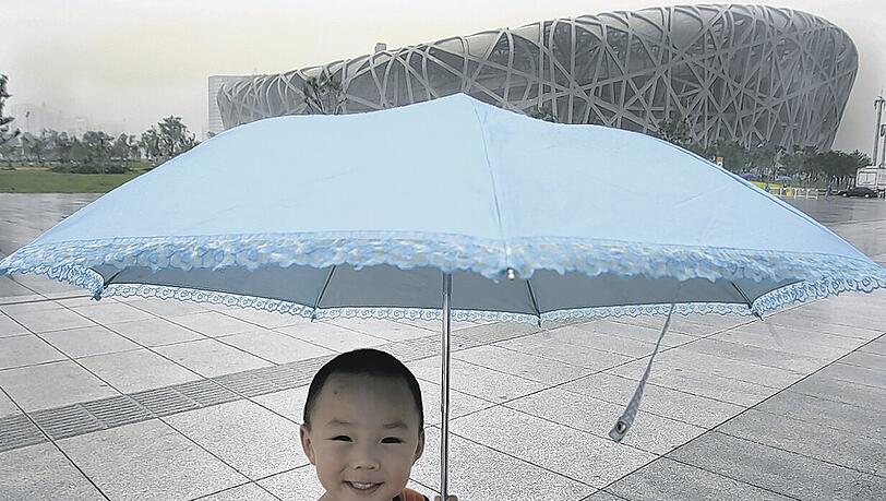 Alles machbar, auch das Wetter? Bei der Eröffnungsfeier am Freitag jedenfalls hätte dieser kleine Chinese trotz drohender Unwetter seinen Schirm nicht gebraucht. Und der leichte Regen, der gestern in Peking fiel, sei wirklich „ganz natürlich“, versichern Chinas Meteorologen. Alles machbar, auch das Wetter? Bei der Eröffnungsfeier am Freitag jedenfalls hätte dieser kleine Chinese trotz drohender Unwetter seinen Schirm nicht gebraucht. Und der leichte Regen, der gestern in Peking fiel, sei wirklich „ganz natürlich“, versichern Chinas Meteorologen.