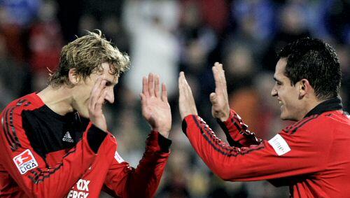 Bleiben Tabellenführer: Kiessling (l.) und Renato Augusto Bleiben Tabellenführer: Kiessling (l.) und Renato Augusto