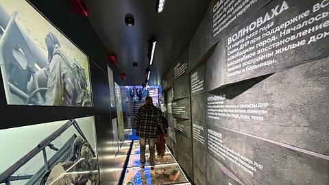 In der Ausstellung wird auch auf die im v&ouml;lkerrechtswidrigen Angriffskrieg eroberten ukrainischen Gebiete hingewiesen.