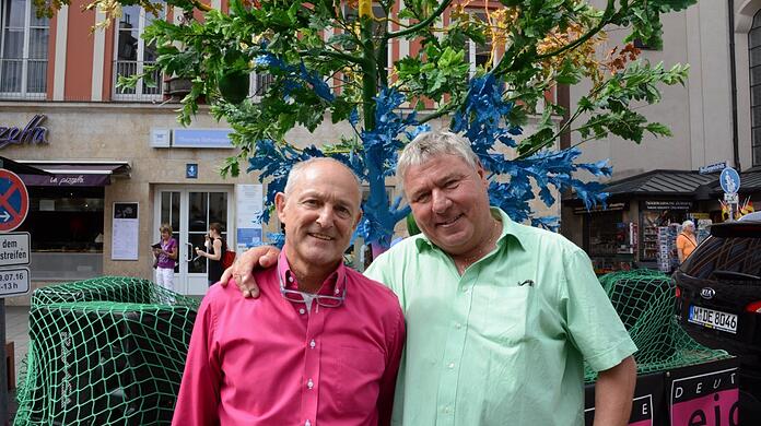 Josef Sattler (links) und Dietmar Holzapfel betreiben die Deutsche Eiche in der Reichenbachstraße. Josef Sattler (links) und Dietmar Holzapfel betreiben die Deutsche Eiche in der Reichenbachstraße.