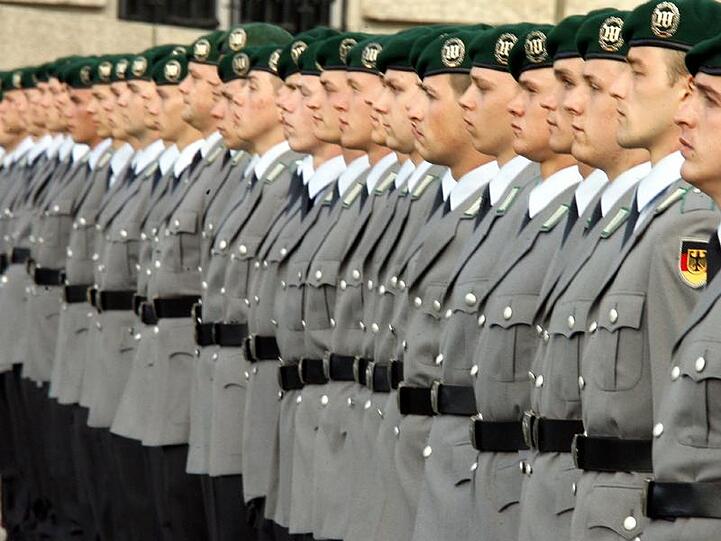 Die Rekruten marschieren auf den Marienplatz ein.