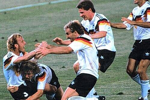 Grenzenloser Jubel nach dem 1:0: Andreas Brehme (v.l.), Jürgen Klinsmann, Rudi Völler und Stefan Reuter freuen sich 1990 in Rom über den Titel.
