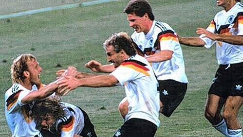 Grenzenloser Jubel nach dem 1:0: Andreas Brehme (v.l.), Jürgen Klinsmann, Rudi Völler und Stefan Reuter freuen sich 1990 in Rom über den Titel. Grenzenloser Jubel nach dem 1:0: Andreas Brehme (v.l.), Jürgen Klinsmann, Rudi Völler und Stefan Reuter freuen sich 1990 in Rom über den Titel.
