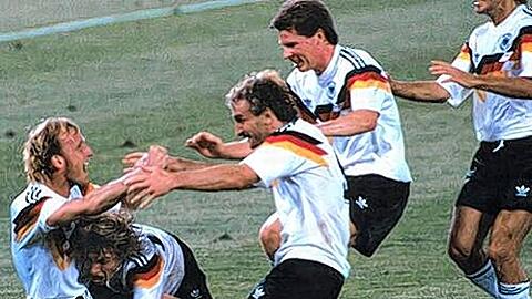 Grenzenloser Jubel nach dem 1:0: Andreas Brehme (v.l.), Jürgen Klinsmann, Rudi Völler und Stefan Reuter freuen sich 1990 in Rom über den Titel.